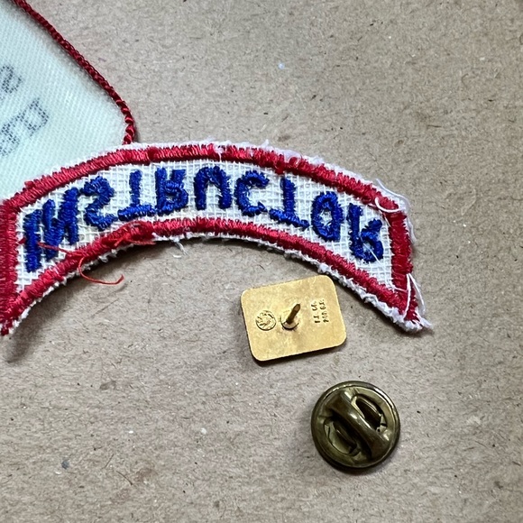 vintage Red Cross patch and pin set - Picture 6 of 11